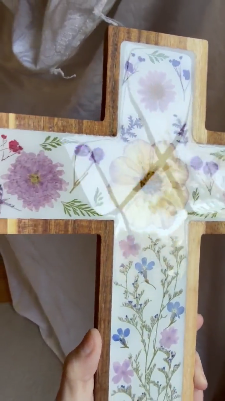 God’s Grace Pressed Flower Resin Cross, Handmade Wooden Christian Wall Decor, Traditional Latin Cross Decoration